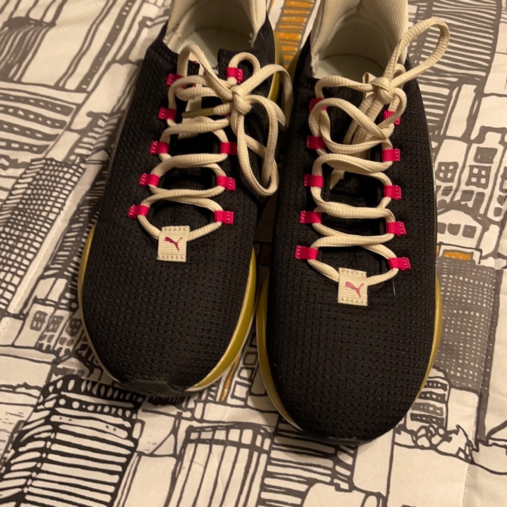Women’s Puma Hybrid sneakers